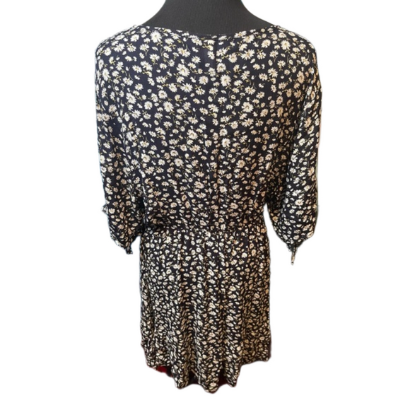 ePretty XL Black Dress with Daisy Print and Peek-A-Boo Sleeves - Preloved - Picture 4 of 5